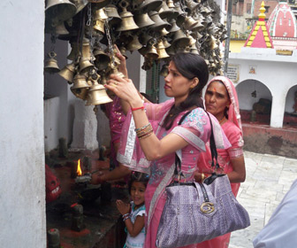 Lady performing pooja in Vimandeshwar Temple 